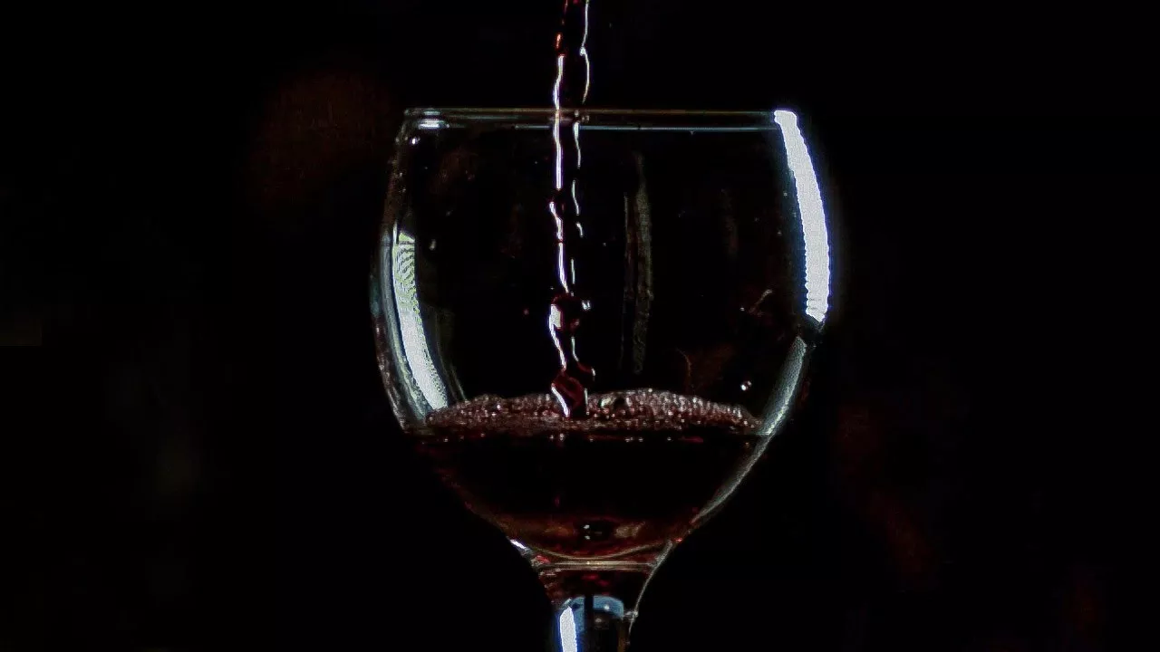Nauka stojąca za czerwonym winem: zaskakujące korzyści zdrowotne i potencjalne ryzyko